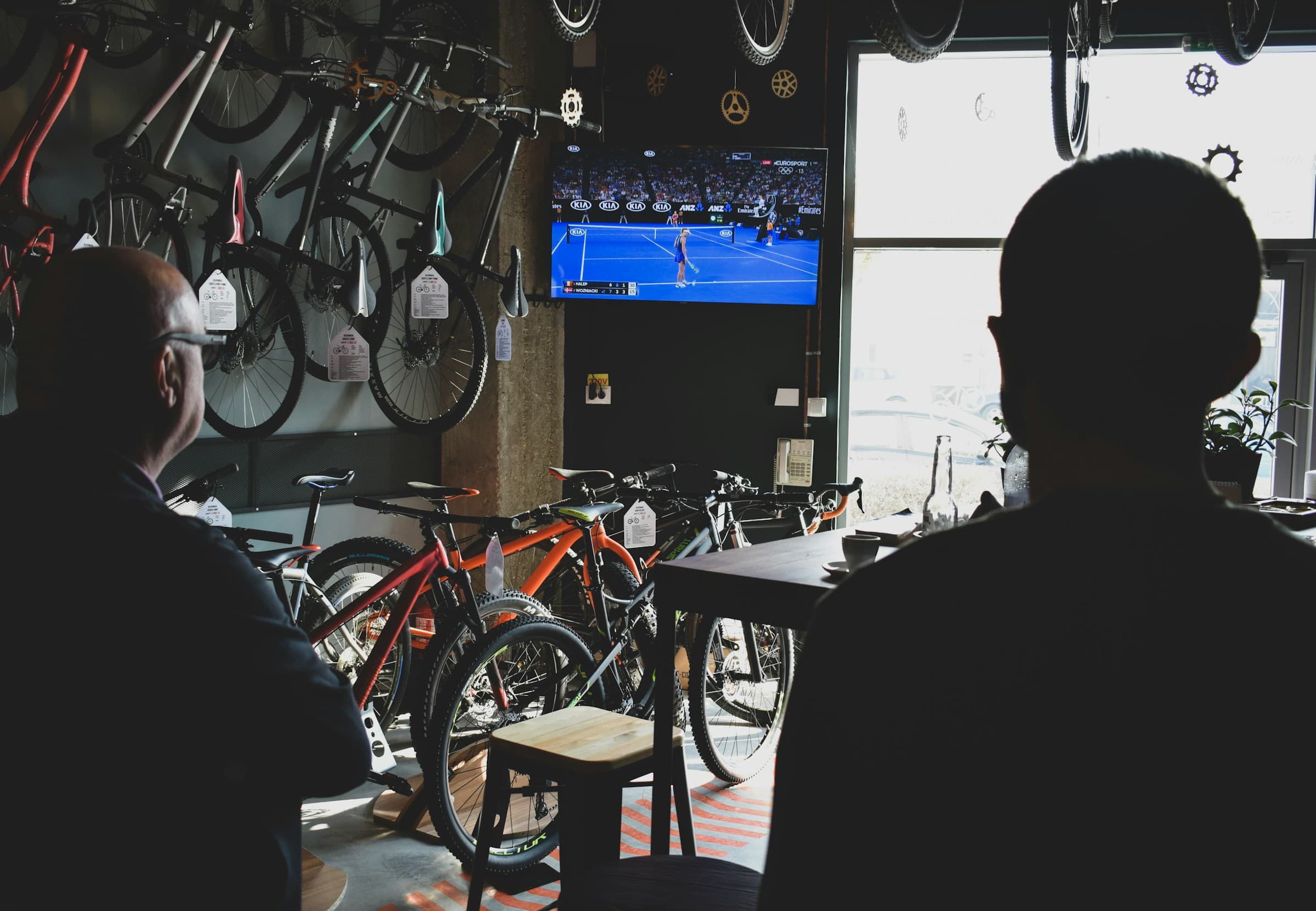 Un mecánico trabajando en una bicicleta en su taller